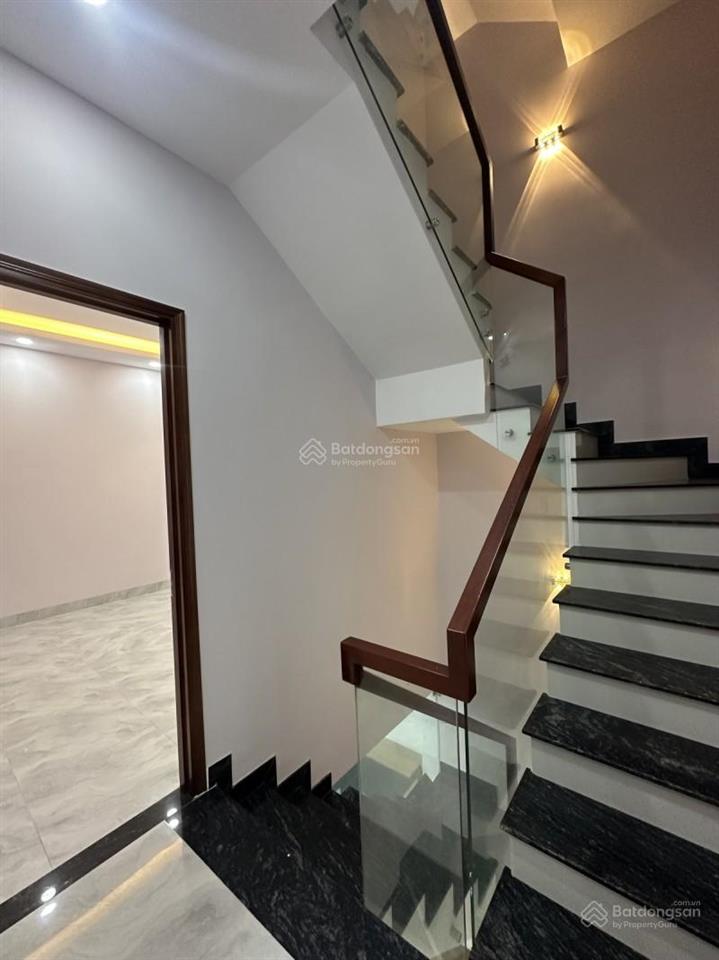 Gấp nhà ngay đh côngthương 45m 4tầng giáp tânbình 5.15tỷ gần sân bay