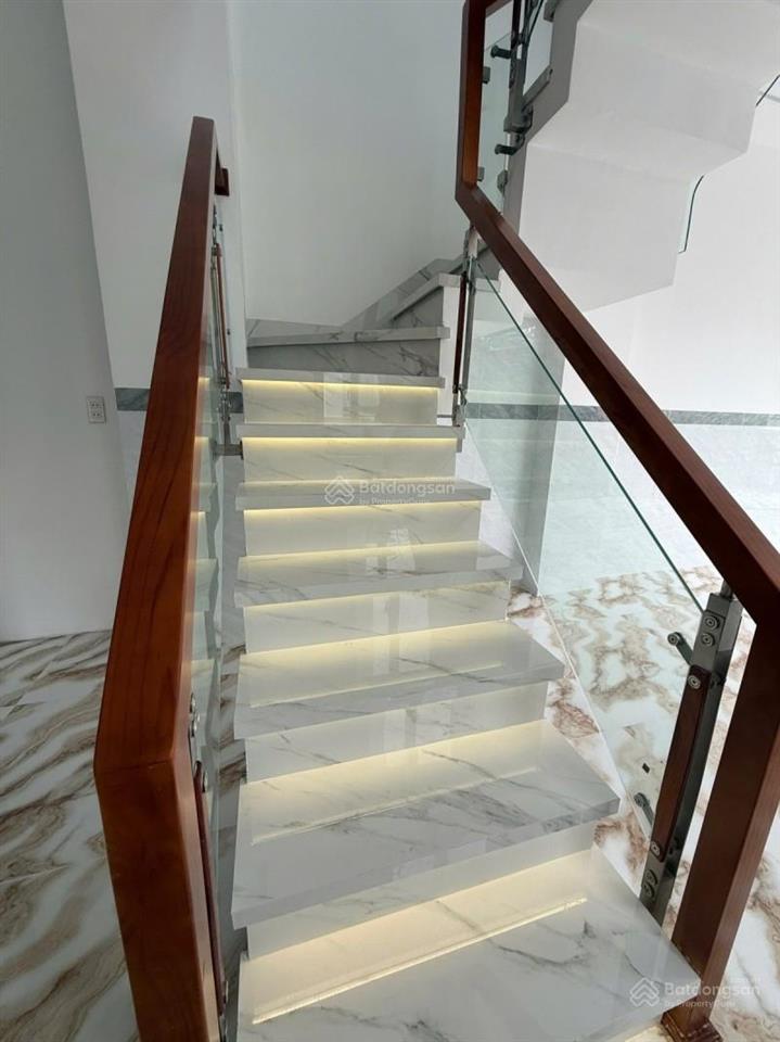 Gấp nhà mới 72m2 có sân ô tô chỉ 5,678 tỷ hẻm 6m btct 3tầng 3pn 3wc sổ a4