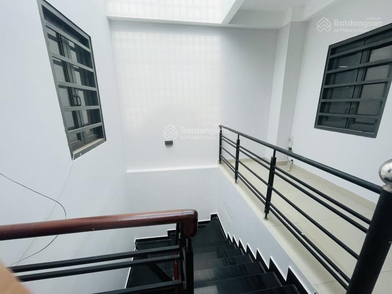 Gấp bán giảm sâu 65m 3 tầng mới đẹp sổ a4 giáp aeon hẻm ô tô chỉ 5,588 tỷ