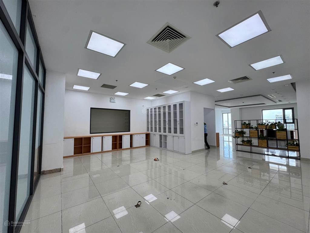 Cho thuê sàn văn phòng golden king quận 7  100m2