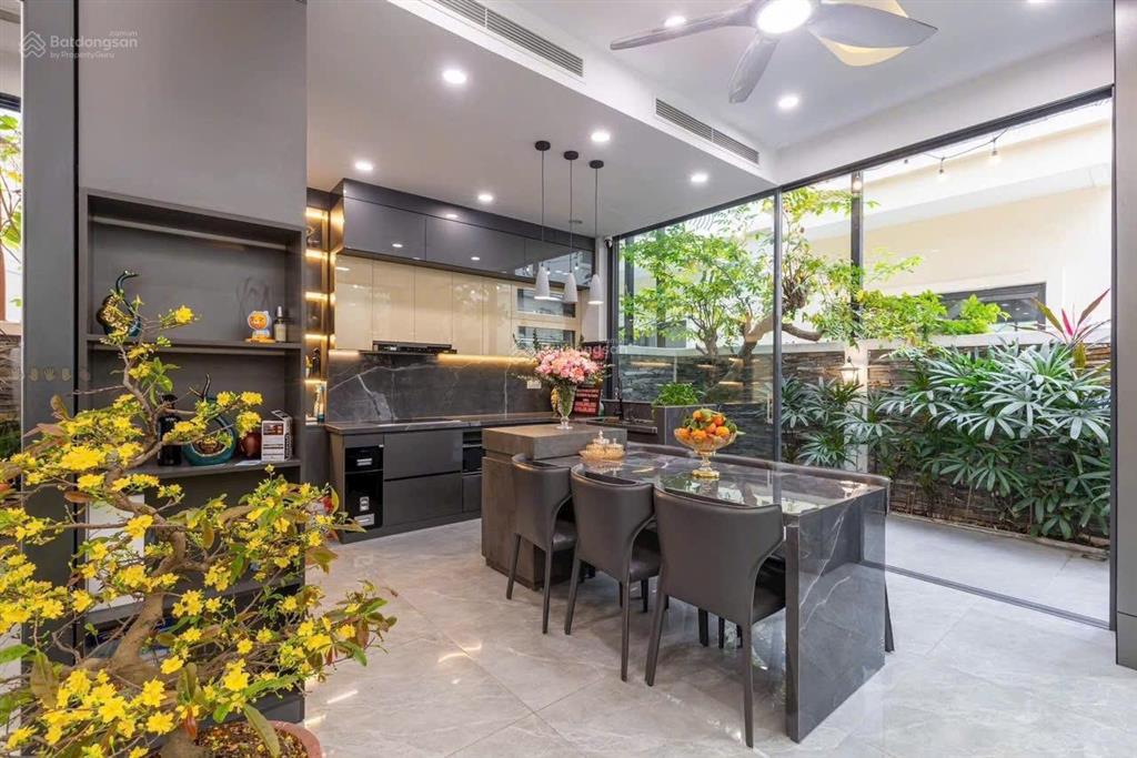 Cắt lỗ  11 tỷ bao phí xẻ khe 91m2 (thô) hướng đông nam mt 6,5m giá tốt nhất trong khu