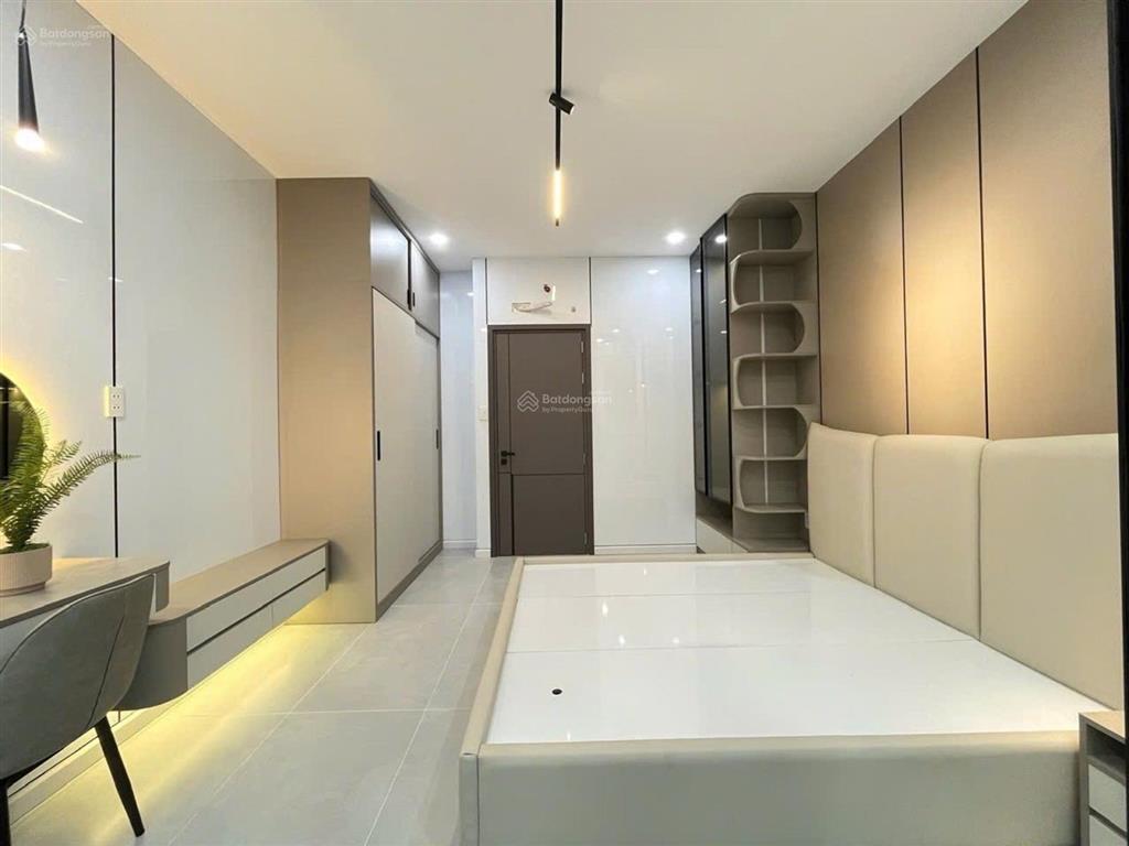 Nhà đẹp 5 tầng lạc long quân  quận 11  (4,1 x 11)  đường xe hơi  giá 8,x t.ỷ