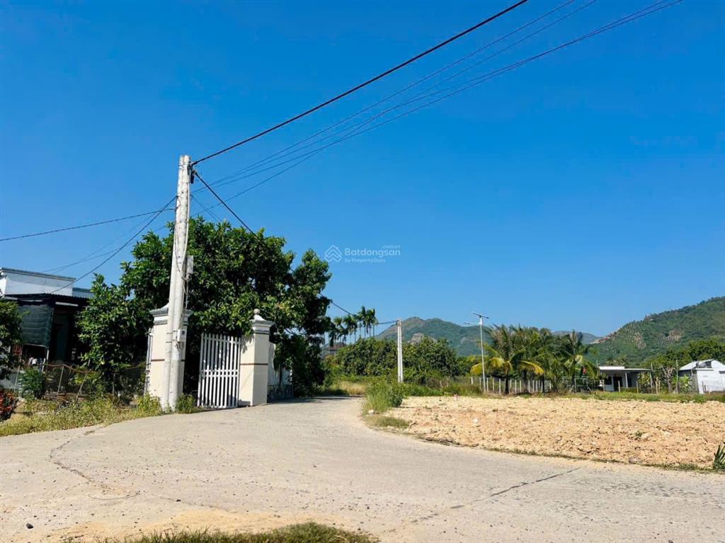 Lô góc 2 mặt tiền ngay chợ suối cát, đất full thổ cư ngay trong dân giá đầu tư chỉ 800 triệu