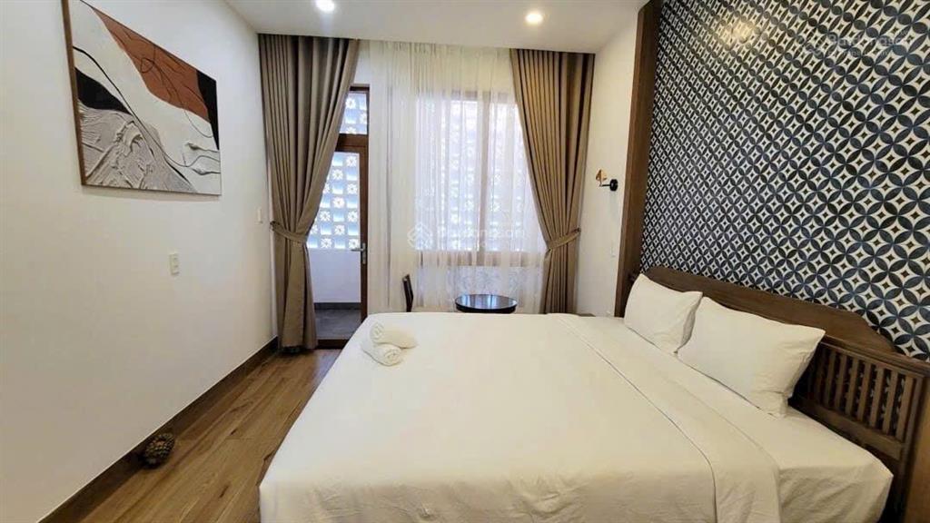 Villa sát biển sơn trà chỉ 20,x tỷ cách biển 100m, dòng tiền 80100 triệu/tháng