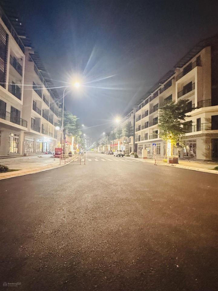 Trâu quỳ gần nhà phố 5 tầng có thang máy chỉ 15 tỷ