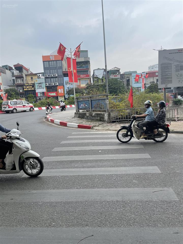 Hot! bán nhà mặt phố hoàng cầu, dt 260m2 x 9t mt 12m, thang máy, pccc, view hồ cực đẹp, dt 3,6 tỷ