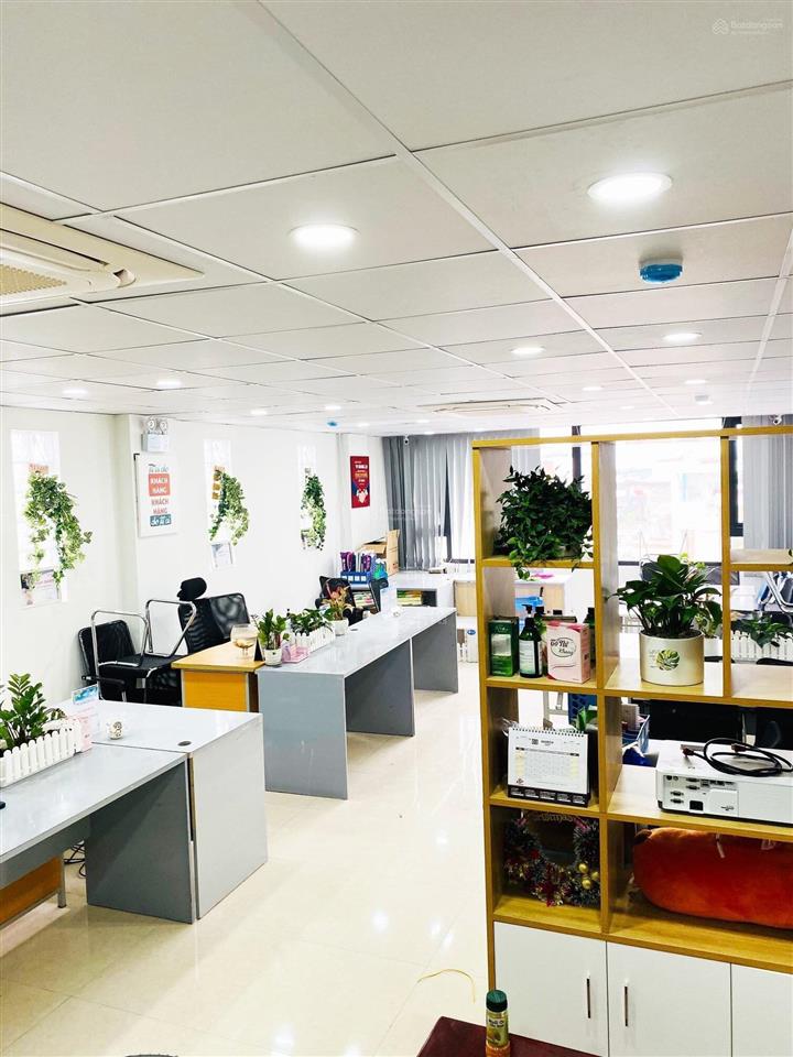 Nhanh! buiding duy tân dt 150m x7t 1 hầm , mt 8m , doanh thu 180tr/th, pccc, thang máy, vỉa hè 3,5m