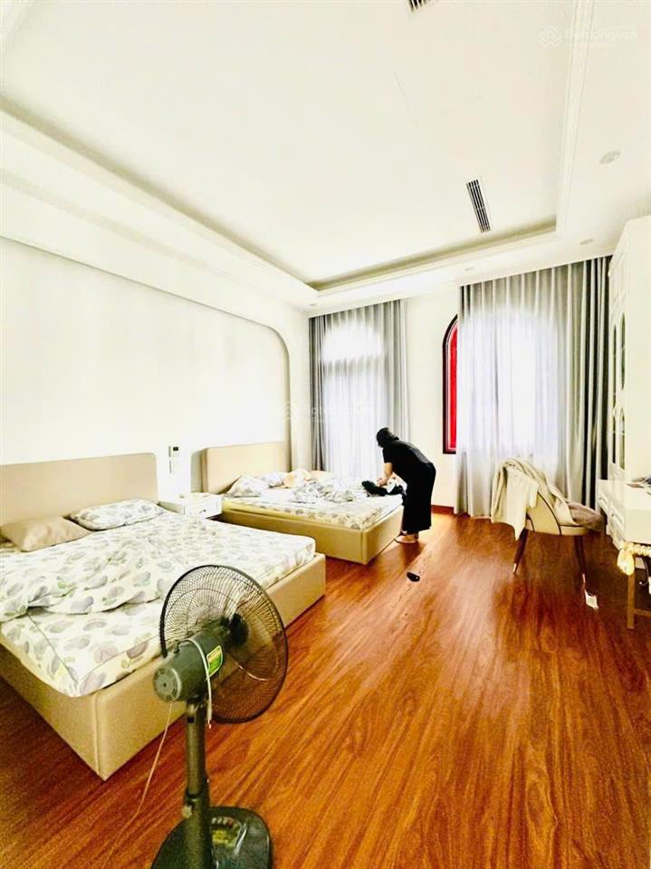 Phân lô trung kính. 88m2 chỉ 31.5 tỷ. nhà 2 mặt ngõ, 3 ô tô tránh,vỉa hè đá bóng, nội thất biệt thự