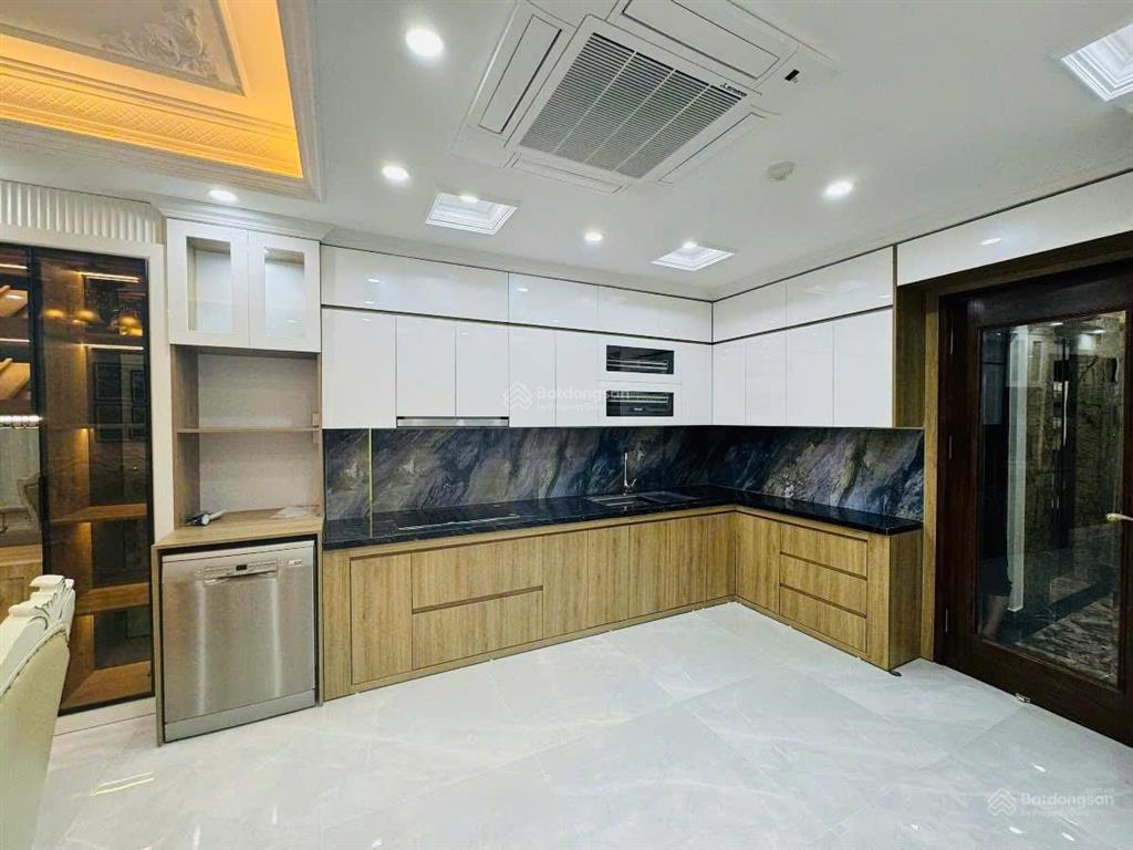 Bán nhà phân lô hoàng quốc việt. chỉ nhỉnh 25 tỷ, 70m2, 7 tầng, thang máy, thông sàn kinh doanh.