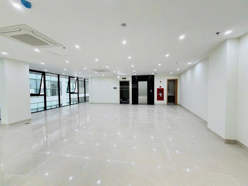 Tòa building hoàng ngân, lô góc, vỉa hè 3m, 8 tầng 1 hầm, thông sàn, thang máy, pccc đủ, dt ~1.8 tỷ