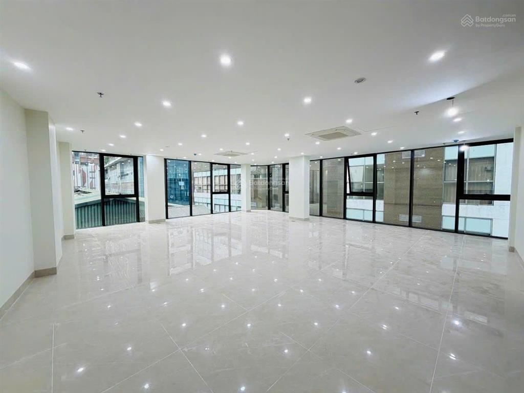 Tòa building hoàng ngân, lô góc, vỉa hè 3m, 8 tầng 1 hầm, thông sàn, thang máy, pccc đủ, dt ~1.8 tỷ