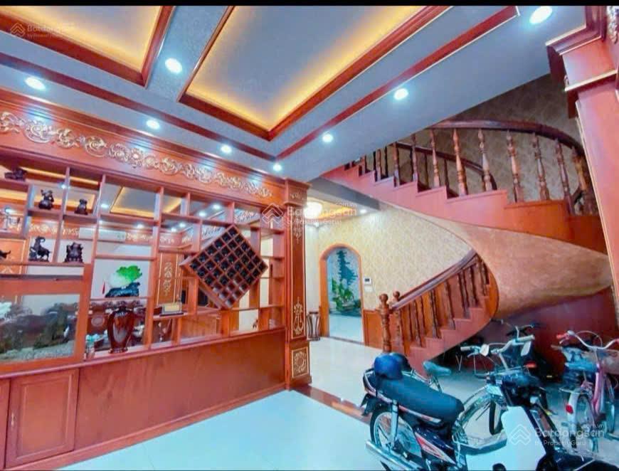 Tòa nhà bề thế  thiết kế cực kỳ đẳng cấp  khu tên lửa (mt 19) 10x20m, 4 tầng giá 45 tỷ tl