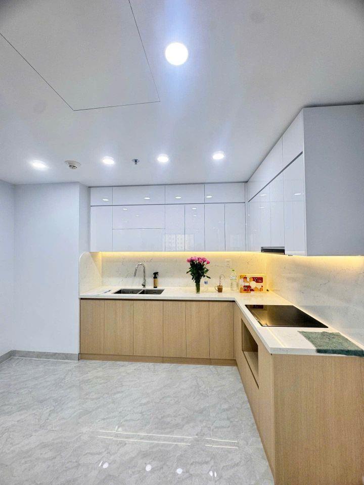 Bán CHCC cao cấp, Căn góc, 2 phòng ngủ, 2wc, 3 ban công thoáng