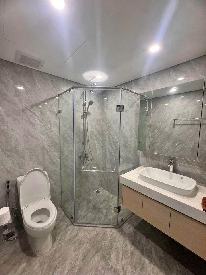 Bán CHCC cao cấp, Căn góc, 2 phòng ngủ, 2wc, 3 ban công thoáng