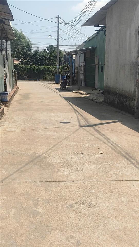 Bên hông stcnhà + đất 346m  ngang 15m  dòng tiền tươi 24tr/thángbình sơnlong thành