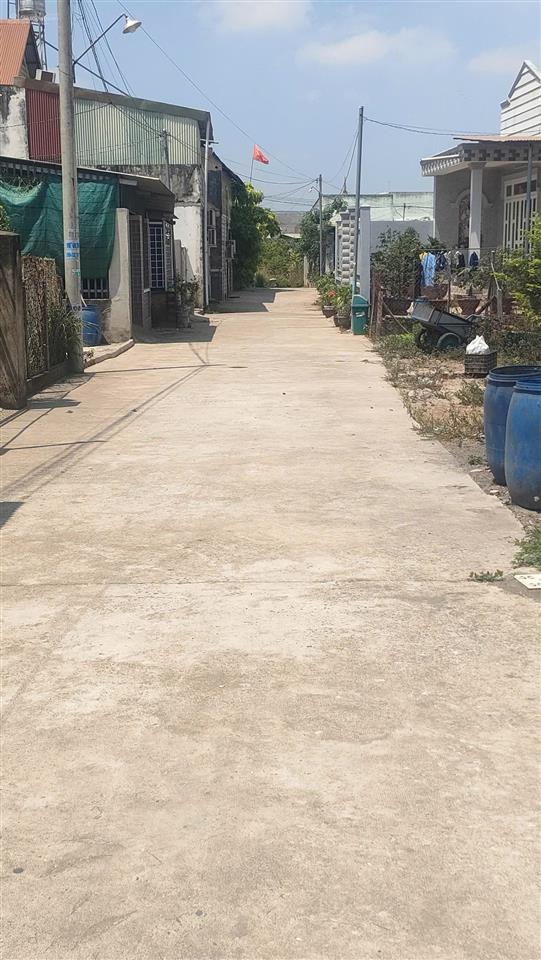 Bên hông stcnhà + đất 346m  ngang 15m  dòng tiền tươi 24tr/thángbình sơnlong thành