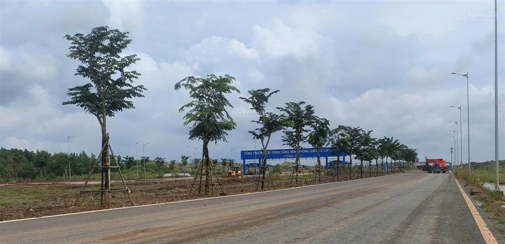 Đất thương mại dịch vụ sân bay dt 10184,8m2, 4,5 tr/m  2 mặt tiền rộng khủng sát cổng sân bay