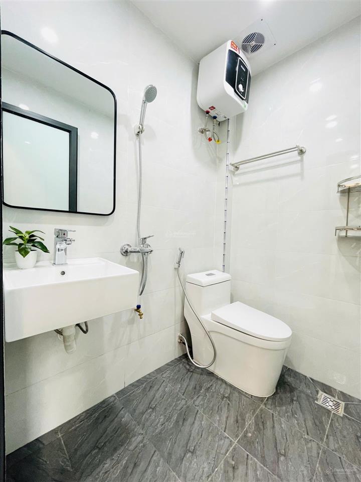 Studio full đồ máy giặt riêng  ô tô đỗ cửa  cách bách kính xây 1.5km