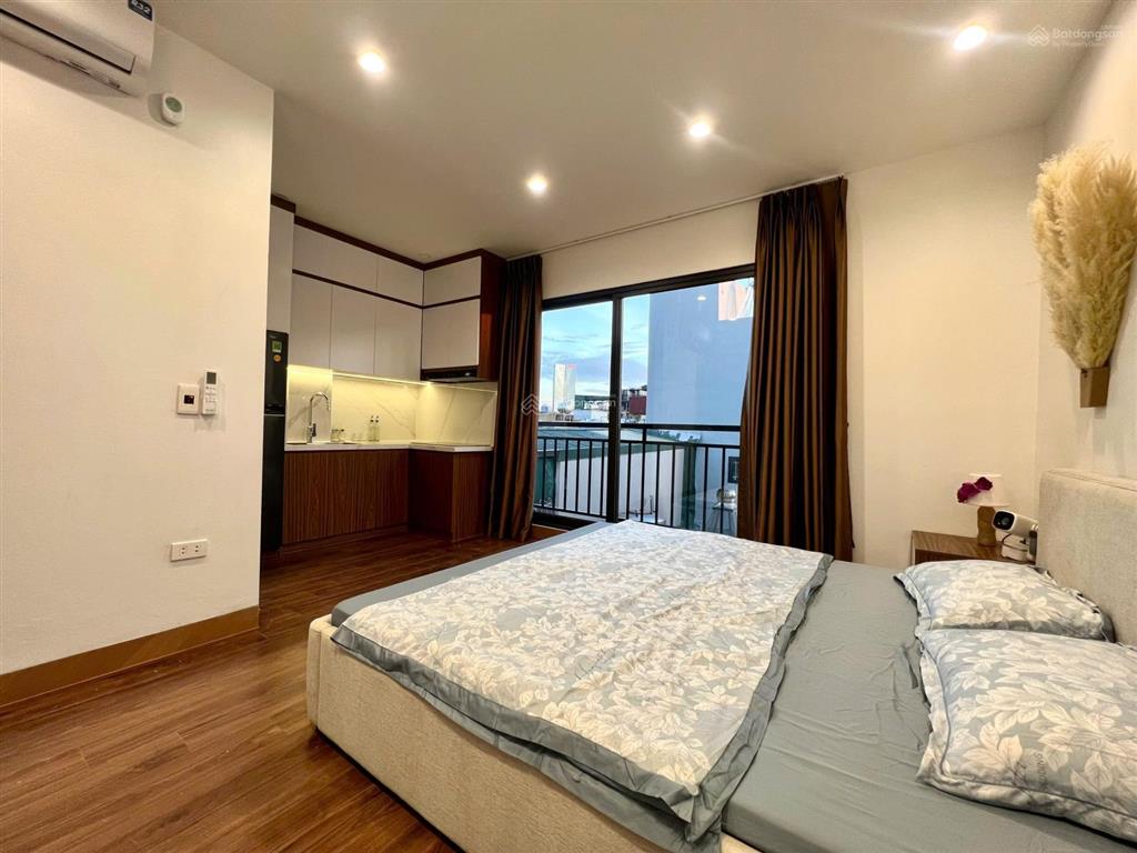 Phòng ban công thoáng  cách hồ tây 800m