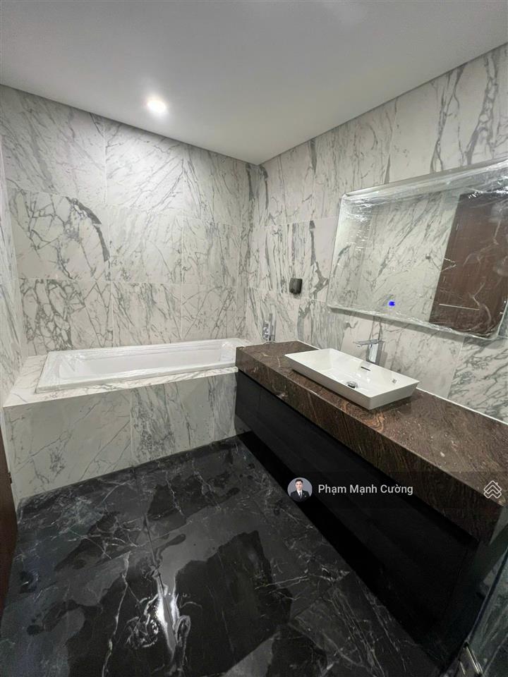 Cho thuê căn 3pn + 1 kho 161m2 đồ cơ bản đã có tủ quần áo 30 triệu/th sunshine golden river tây hồ