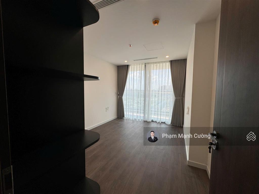 Sunshine golden river 212m2, 4 ngủ 3 wc + 1 kho + đang trống nhà + slot ô tô