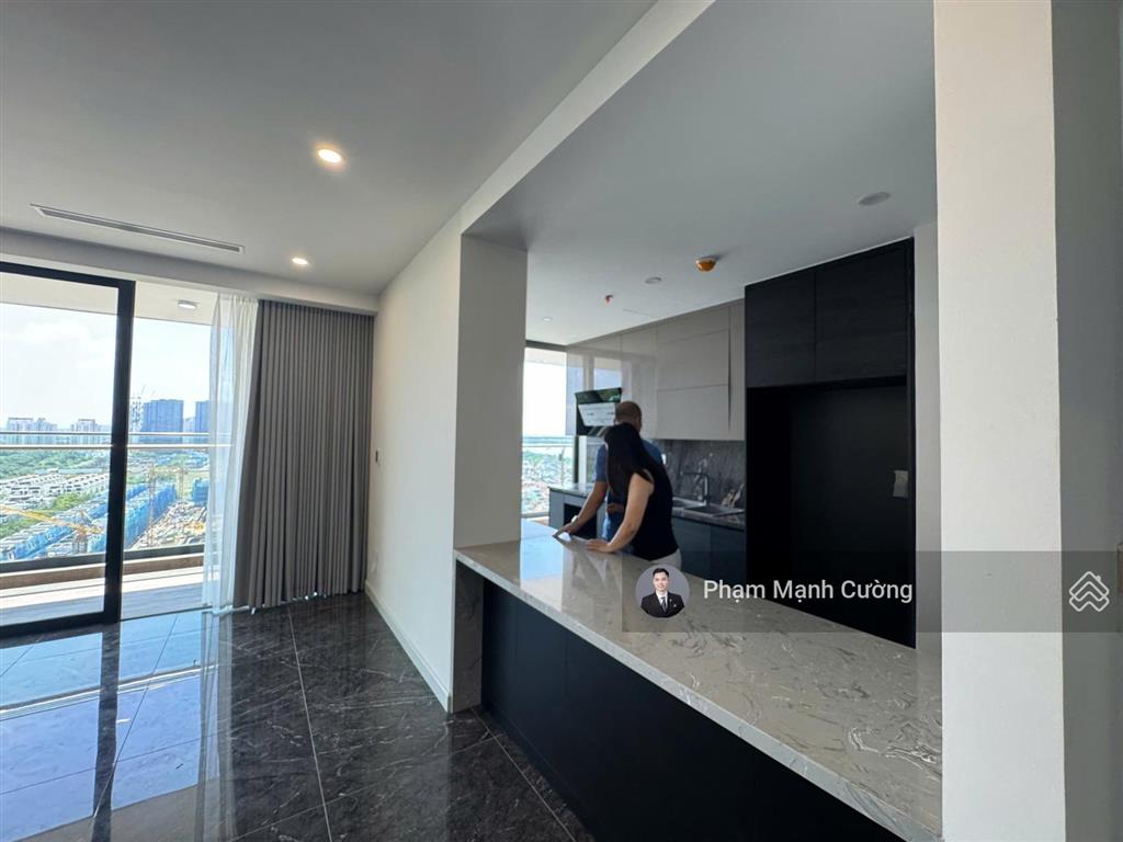 Sunshine golden river 212m2, 4 ngủ 3 wc + 1 kho + đang trống nhà + slot ô tô
