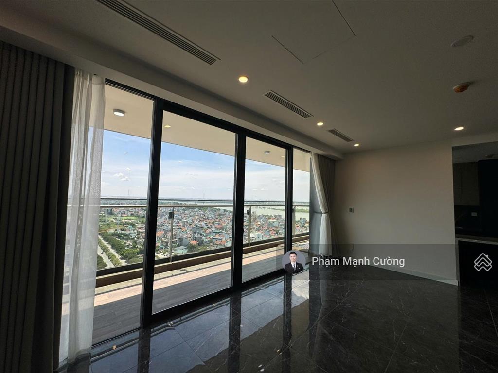 Sunshine golden river 212m2, 4 ngủ 3 wc + 1 kho + đang trống nhà + slot ô tô