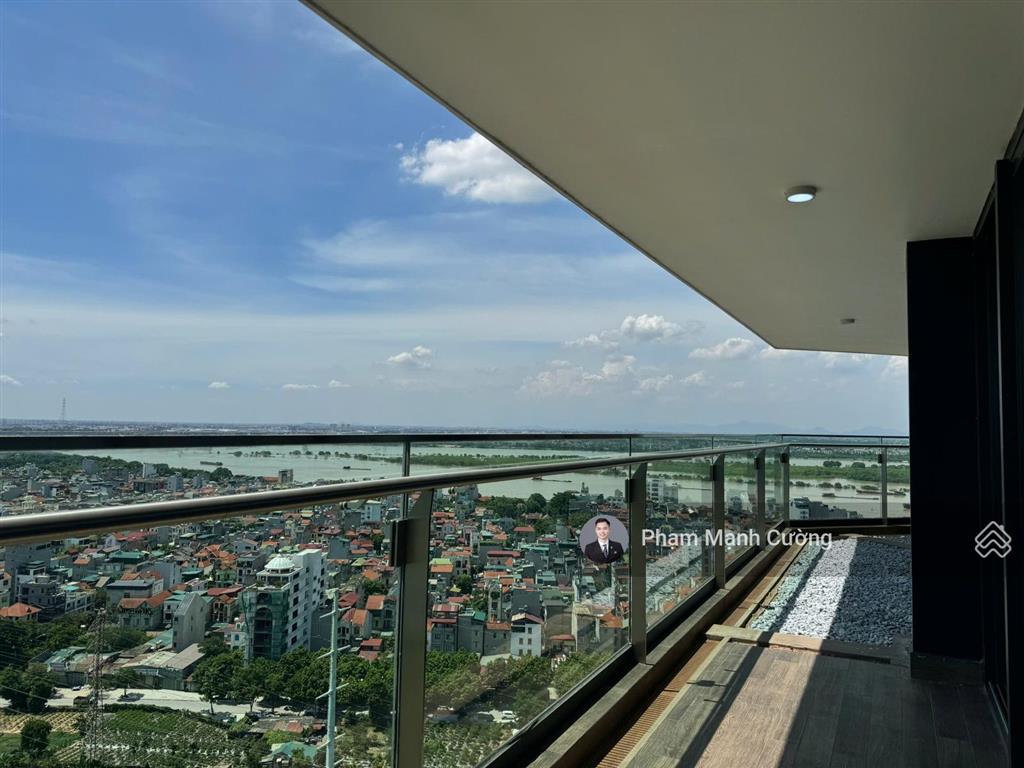 Sunshine golden river 212m2, 4 ngủ 3 wc + 1 kho + đang trống nhà + slot ô tô