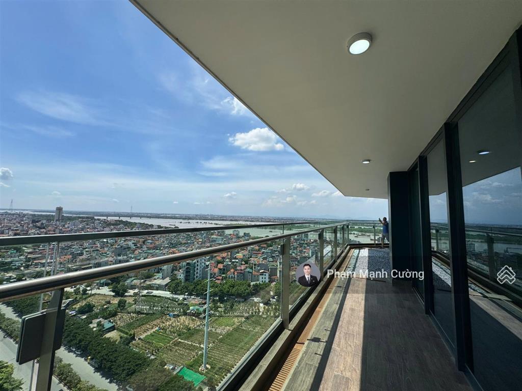 Sunshine golden river 212m2, 4 ngủ 3 wc + 1 kho + đang trống nhà + slot ô tô