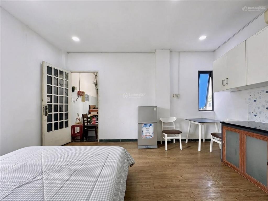 Căn hộ full nội thất có cửa sổ thoáng mát giá cực tốt tt quận 1 ngay võ thị sáu  hai bà trưng