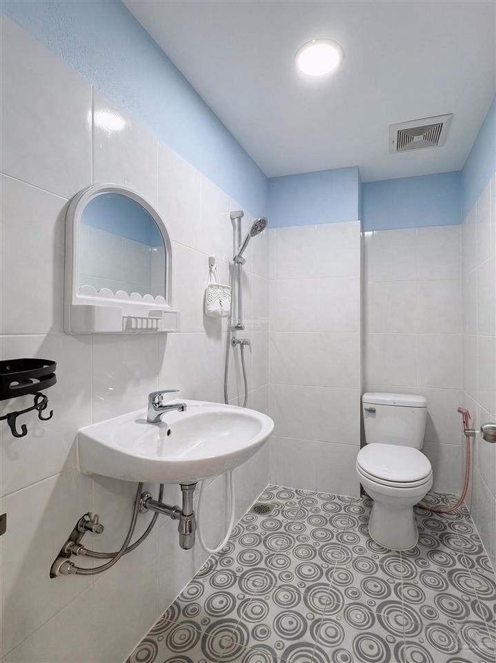 Căn hộ full nội thất tách bếp cực thoáng rộng 40m2 khu nhà ga t3  etown  chợ hoàng hoa thám