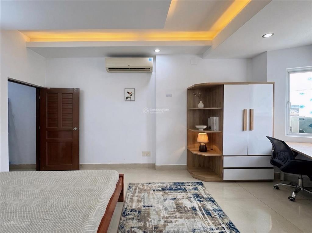Căn hộ full nội thất tách bếp cực thoáng rộng 40m2 khu nhà ga t3  etown  chợ hoàng hoa thám