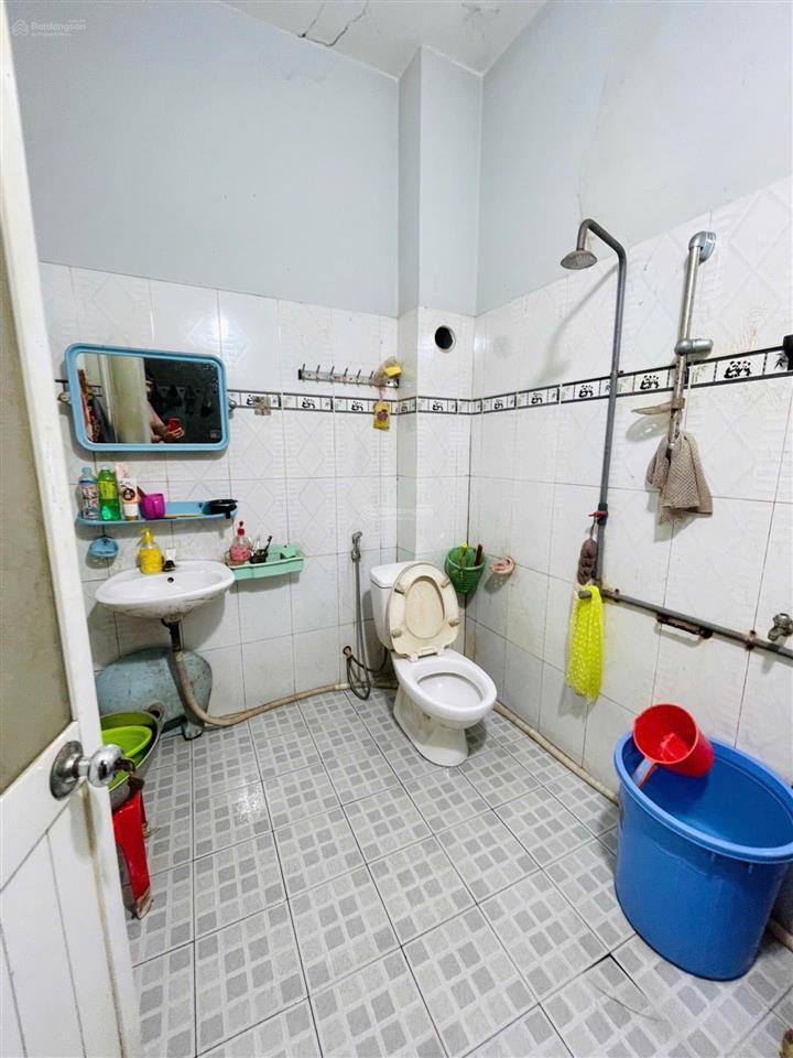 Nhà cũ 6.8x25m(165m2) cách 1 căn ra mt phan văn hớn quận 12  hẻm xe tải