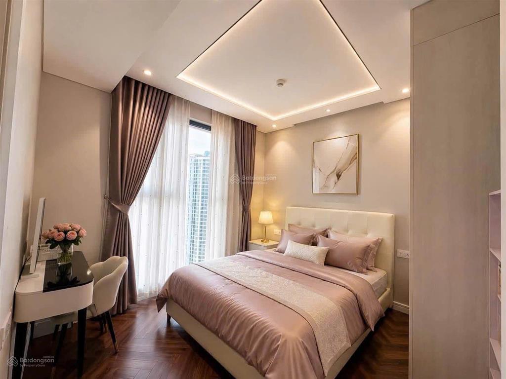 Chính chủ cần bán gấp căn hộ 2n2wc mipec xuân thủy  view thoáng  dt 70m²  full nt, giá chỉ 8 tỷ