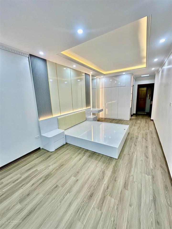 Bán nhà phố cầu giấy, dt 46m, 7 tầng thang máy, 4pn, 2 thoáng, sổ đỏ, giá 15,5 tỷ