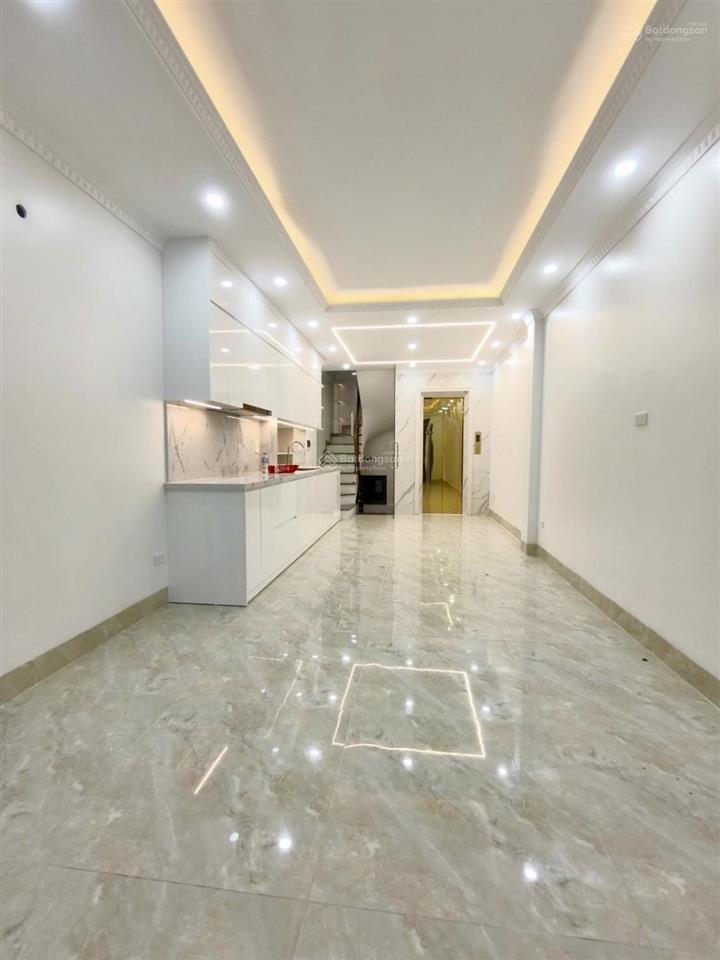 Bán nhà phố cầu giấy, dt 46m, 7 tầng thang máy, 4pn, 2 thoáng, sổ đỏ, giá 15,5 tỷ