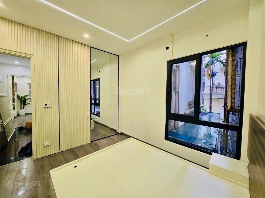 Bán nhà ở luôn đường cầu giấy, 38m, 4 tầng, 4pn, full đồ đẹp, 2 thoáng, gần phố, sổ đỏ, 11,9 tỷ