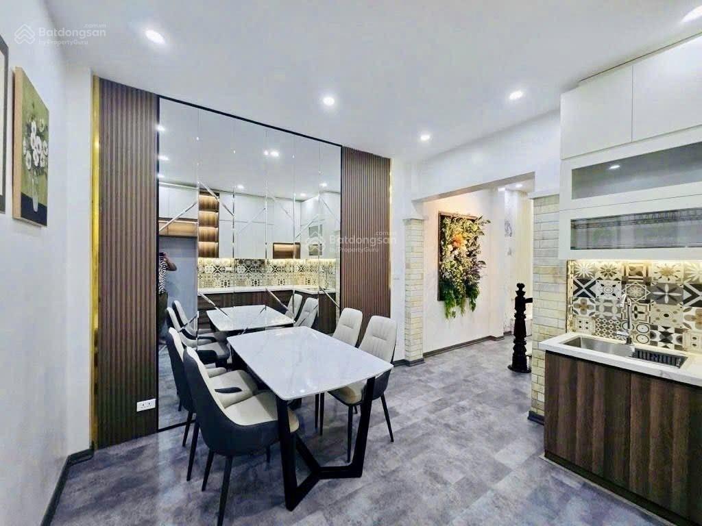 Bán nhà ở luôn đường cầu giấy, 38m, 4 tầng, 4pn, full đồ đẹp, 2 thoáng, gần phố, sổ đỏ, 11,9 tỷ