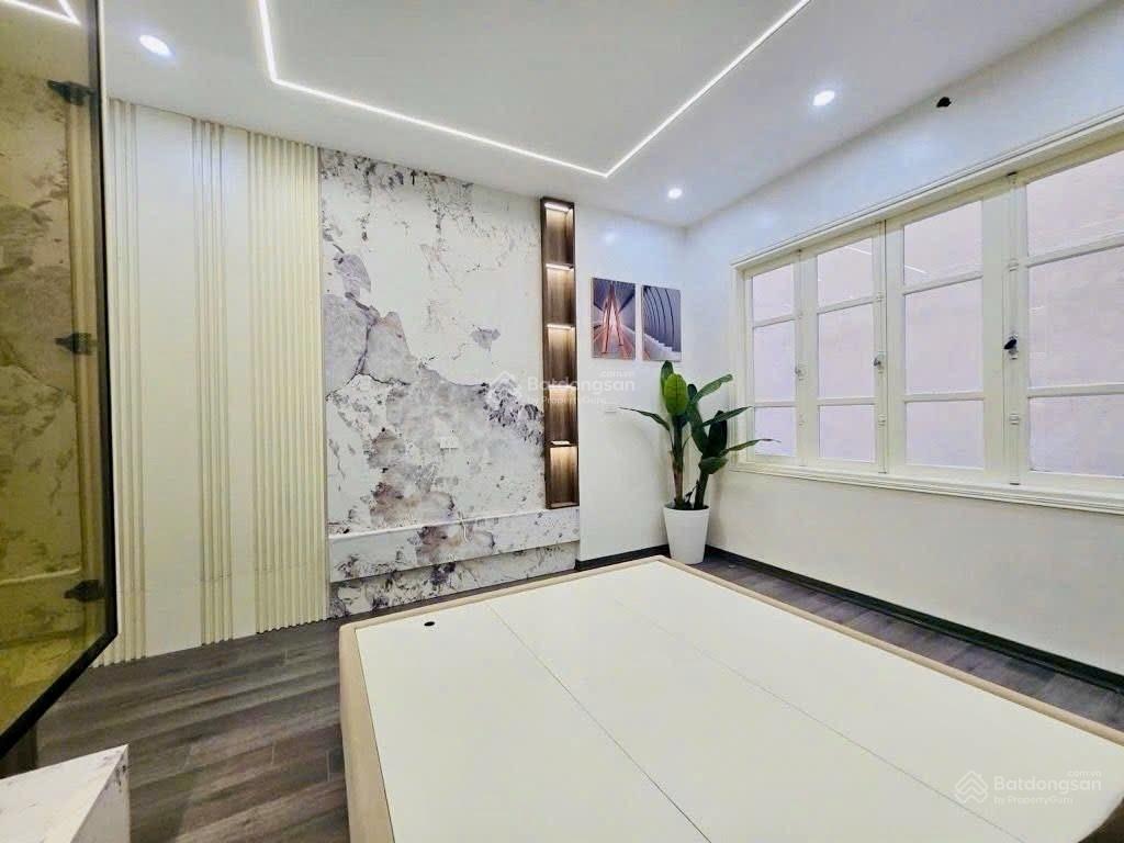 Bán nhà ở luôn đường cầu giấy, 38m, 4 tầng, 4pn, full đồ đẹp, 2 thoáng, gần phố, sổ đỏ, 11,9 tỷ