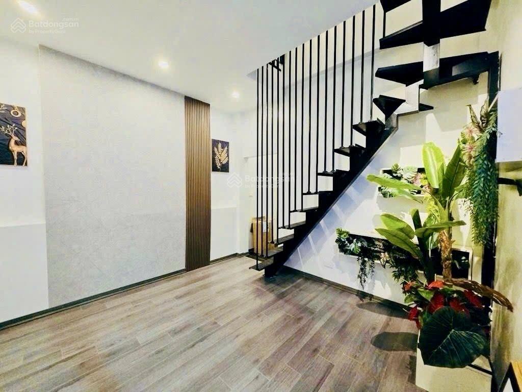 Bán nhà ở luôn đường cầu giấy, 38m, 4 tầng, 4pn, full đồ đẹp, 2 thoáng, gần phố, sổ đỏ, 11,9 tỷ