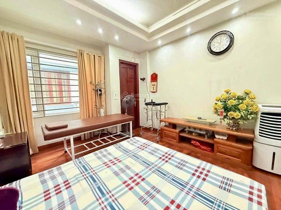 Hạ chào! nhà dân xây trung tâm cầu giấy, 53m, 5 tầng, 6 ngủ, ngõ rộng thoáng, sổ đỏ, 13.75 tỷ