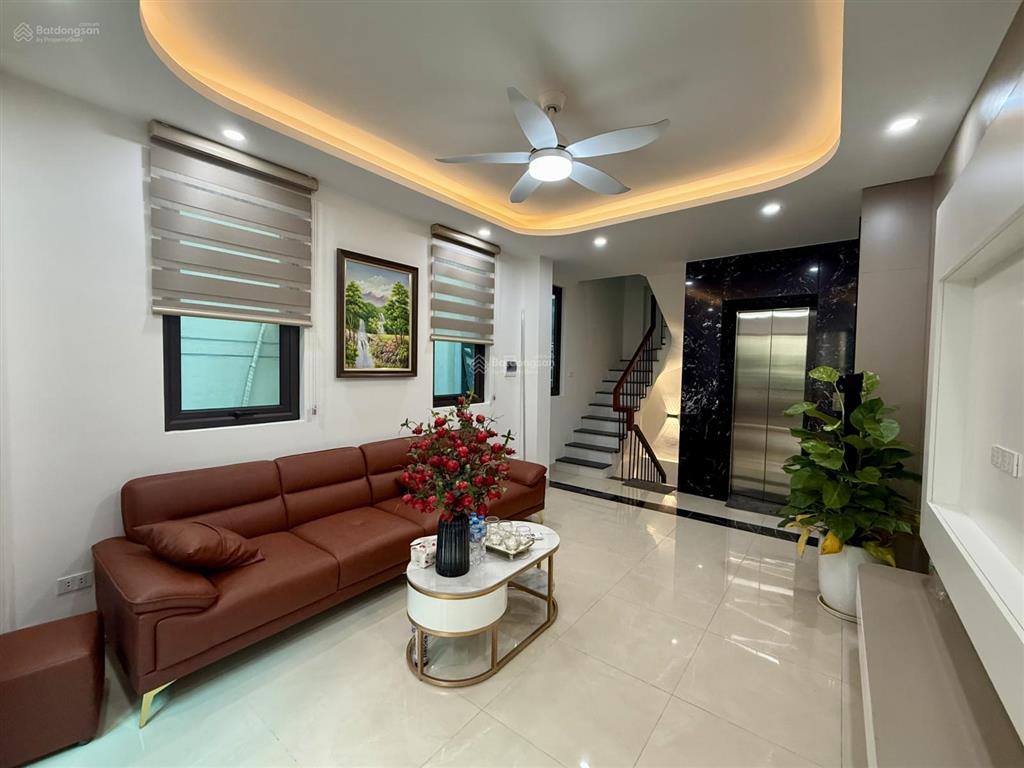Bán nhà ở luôn cầu giấy, 12,3 tỷ, 30m2, 6 tầng thang máy, 3pn, 5wc, căn góc, sổ đỏ, giá tốt
