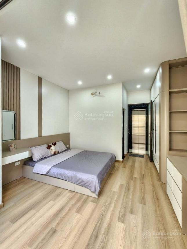 Bán nhà ở luôn cầu giấy, 12,3 tỷ, 30m2, 6 tầng thang máy, 3pn, 5wc, căn góc, sổ đỏ, giá tốt