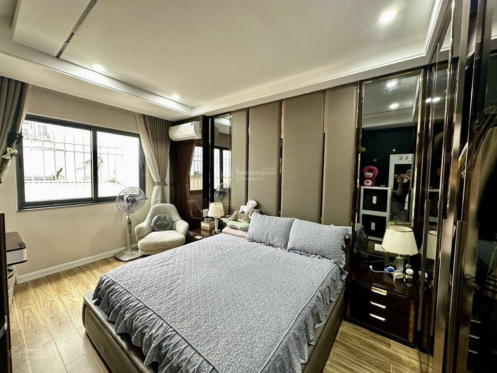 Bán nhà thang máy nguyễn ngọc vũ, cầu giấy, 13,9 tỷ, 6 tầng, 3pn full đồ, 1 bước ra phố ô tô tránh.