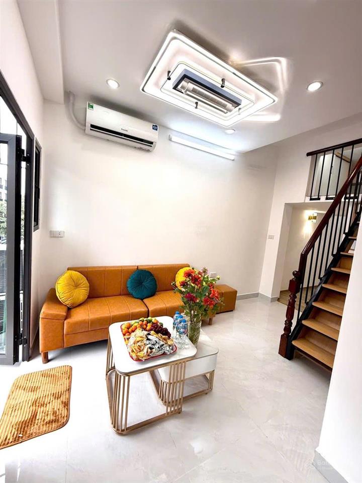 Tập thể nghĩa tân  ô tô đỗ cửa  tiện ích bạt ngàn  đi bộ 3 phút tới tiểu học nghã tân.