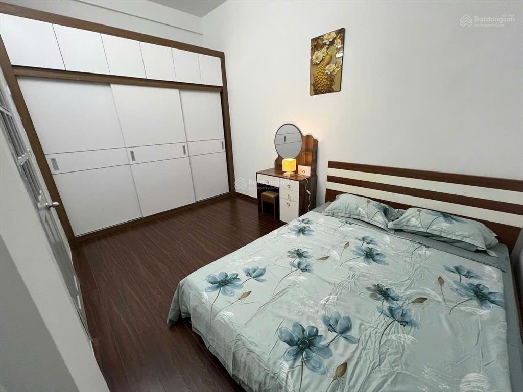 Bán căn hộ tập thể nghĩa tân cho vợ chồng trẻ  ngay cạnh chợ nghĩa tân.