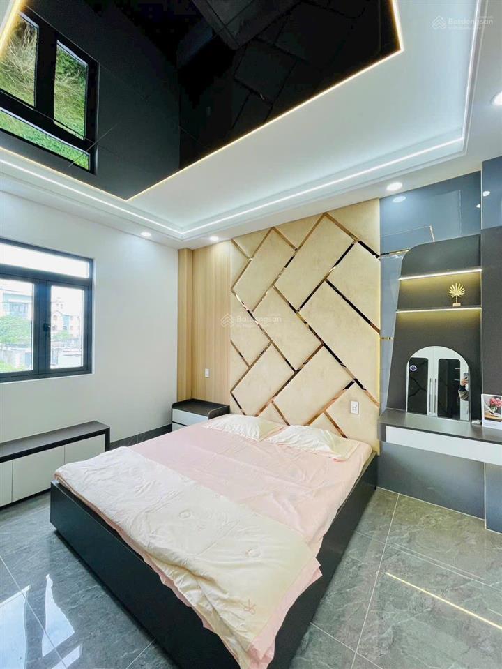 Bán nhà an phú đông 27 gần cầu vượt bình phước  nhà 2 lầu 1 tum có 4 phòng ngủ, 4 wc