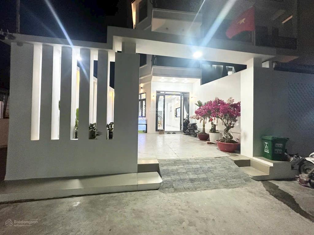 Bán nhà góc 2 mặt tiền hẻm 140 vườn lài 1 trệt 2 lầu 1 tum có 5 phòng ngủ l 93m thổ 59m sàn 202m
