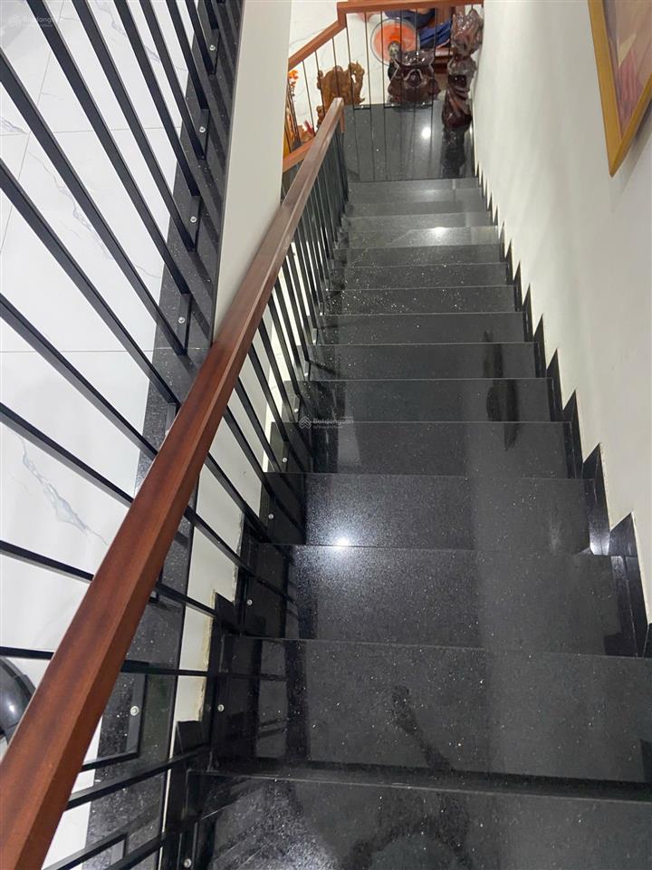 Chủ gửi bán nhà 2 tầng kiên cố hiện đại, full nội thất  ô tô đậu trước nhà hòa châu  hòa xuân mới