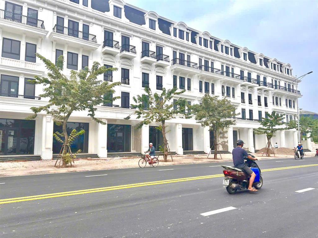 Bán gấp căn liền kề giá rẻ nhất tại louiscity diện tích 100m2 đường trước nhà 13,5m giá chỉ 25 tỷ